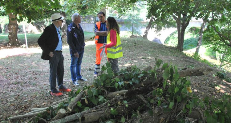 Au parc municipal du Fossat, Jean-Jacques MARTINEZ, Président du SMIVAL, fait le point sur le déroulement des travaux avec le Conseil Départemental de l’Ariège, l’entreprise SOFOPA et l’équipe technique du SMIVAL